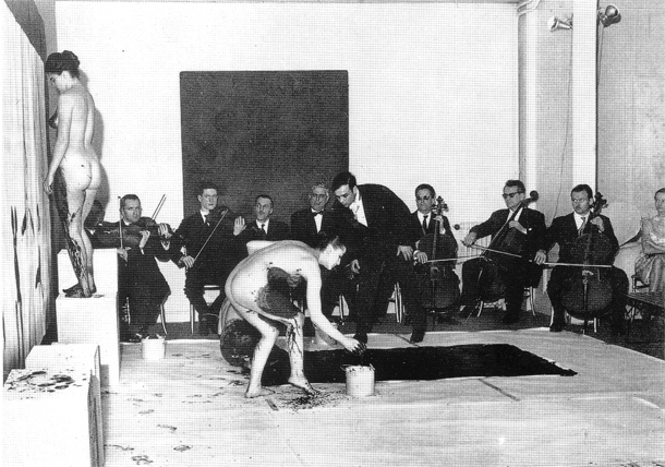 Yves Klein (1928 - 1962) ANT 82, Anthropométrie de l'époque bleue, 1960 Pigment pur et résine synthétique sur papier marouflé sur toile, 156,5 x 282,5 cm Centre Georges Pompidou Photographies des performances réalisées en public. 