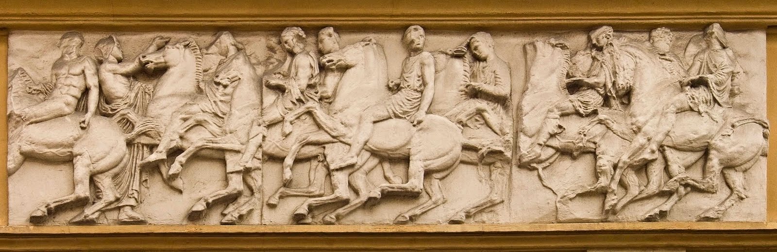 1b Frise du Parthénon Moulage de cavaliers Bas Relief antic Villa St Jacques a copie pm[1]