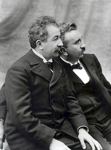 4a 1895 Auguste et Louis Lumière deux ingénieurs français nés à Besançon